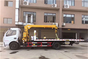 路桥附近汽车轮胎更换